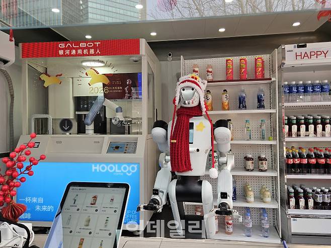 중국 베이징 하이뎬구 중관촌의 로봇편의점에서 휴머노이드 로봇이 주문을 기다리고 있다. (사진=이데일리 이명철 특파원)