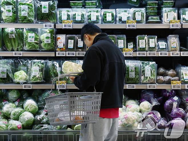 고물가와 이상기후 영향으로 채소 가격 변동이 커지면서 냉동채소에 대한 수요가 늘고 있다. 2월 4일 서울 시내 대형마트에서 시민이 채소를 고르는 모습. 2026.2.4 ⓒ 뉴스1 김민지 기자