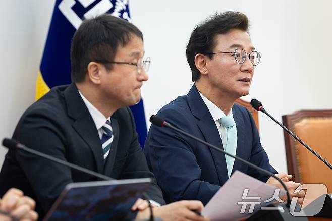 전재수 더불어민주당 의원이 24일 서울 여의도 국회에서 부산 글로벌허브도시 특별법 관련 한병도 원내대표와 면담하고 있다. 2026.3.24 ⓒ 뉴스1 유승관 기자