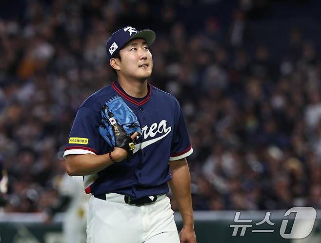 9일 일본 도쿄돔에서 열린 2026 월드베이스볼클래식 조별리그 C조 대한민국과 호주의 경기. 대한민국 선발투수 손주영이 1회 무실점으로 이닝을 마친 뒤 더그아웃으로 들어서고 있다. 2026.3.9 ⓒ 뉴스1 구윤성 기자
