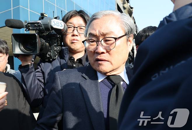 손주환 안전공업 대표가 23일 경찰·대전노동청 관계자들이 화재로 74명의 인명피해가 발생한 대전 대덕구 안전공업에 대해 압수수색을 진행하는 안전공업 사무실을 나서고 있다. 2026.3.23 ⓒ 뉴스1 김기태 기자