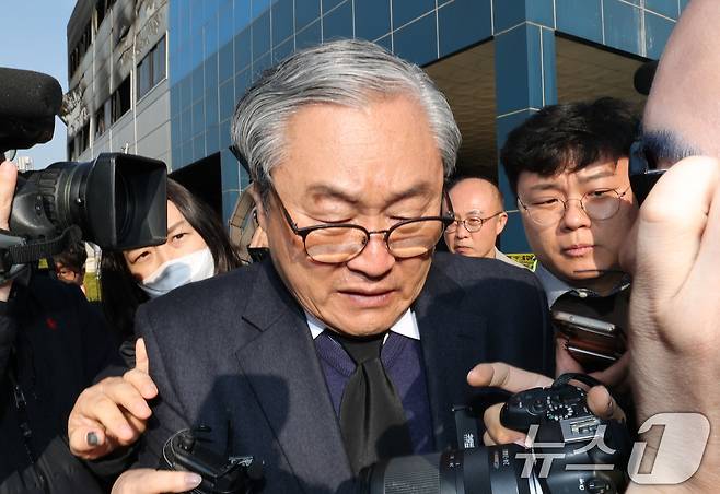손주환 안전공업 대표가 23일 경찰·대전노동청 관계자들이 화재로 74명의 인명피해가 발생한 대전 대덕구 안전공업에 대해 압수수색을 진행하는 안전공업 사무실을 나서고 있다. 2026.3.23 ⓒ 뉴스1 김기태 기자