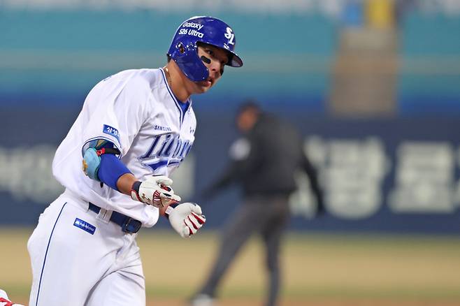 삼성 김영웅이 23일 대구삼성라이온즈파크에서 열린 2026 KBO리그 시범경기 KIA전에서 4회말 달아나는 우월 투런 홈런을 터뜨린 후 베이스를 돌고 있다. 사진 | 삼성 라이온즈