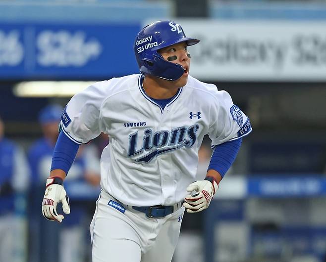 삼성 김영웅이 23일 대구삼성라이온즈파크에서 열린 2026 KBO리그 시범경기 KIA전에서 2회말 선제 솔로포를 때린 후 타구를 바라보고 있다. 사진 | 삼성 라이온즈
