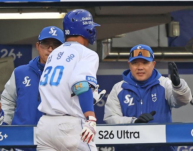 삼성 박진만 감독이 23일 대구삼성라이온즈파크에서 열린 2026 KBO리그 시범경기 KIA전에서 2회말 솔로 홈런을 치고 돌아온 김영웅과 하이파이브 하고 있다. 사진 | 삼성 라이온즈