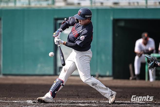 롯데 박찬형이 타격에 임하고 있다. 사진 | 롯데 자이언츠
