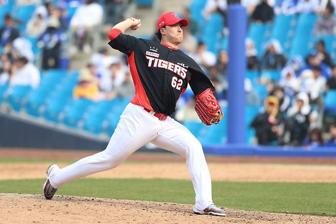 KIA 정해영이 24일 대구삼성라이온즈파크에서 열린 2026 KBO리그 시범경기 삼성과 경기에서 9회말 올라와 힘차게 공을 던지고 있다. 사진 | KIA 타이거즈