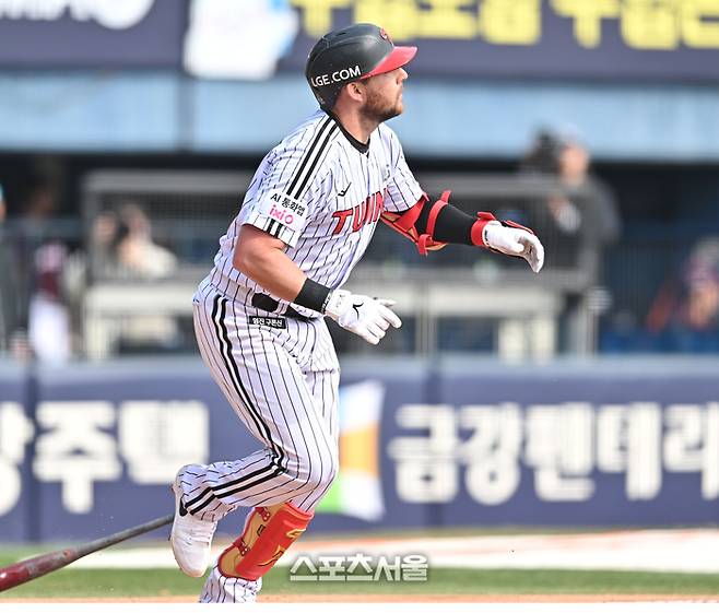 LG 오스틴이 24일 서울 잠실구장에서 열린 2026 KBO리그 시범경기 키움전 6회말 2사 중월홈런을 날린 후 타구를 쳐다보고 있다. 잠실 | 최승섭기자 thunder@sportsseoul.com
