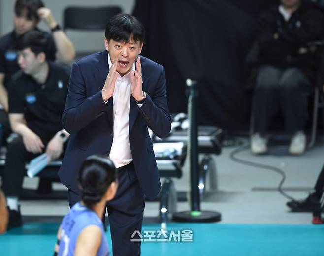 GS칼텍스 이영택 감독이 20일 서울 장충체육관에서 열린 2025~2026 V-리그 정관장과 경기에서 작전지시를 하고 있다.  2026. 1. 20. 장충 | 최승섭기자 thunder@sportsseoul.com