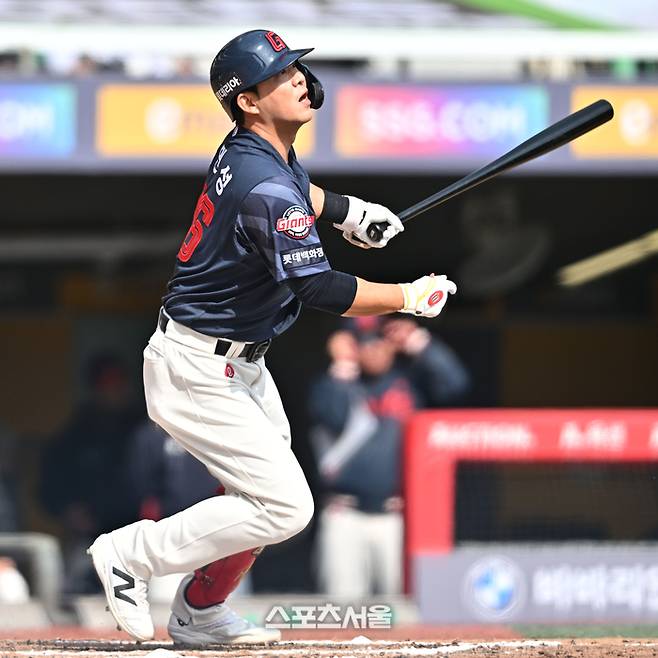 롯데 김민성이 23일 인천 SSG랜더스필드에서 열린 2026 KBO리그 시범경기 SSG전 6회초 1사1루 타구를 쳐다보고 있다. 문학 | 최승섭 기자 thunder@sportsseoul.com