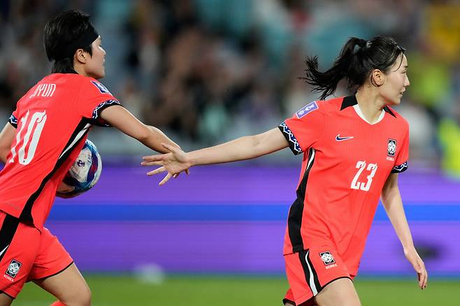 South Korea's Kang Chae-rim, right, reacts with teammate Ji So-yun after scoring her team's first goal during the Women's Asian Cup semifinal soccer match between Japan and South Korea in Sydney, Wednesday, March 18, 2026. (AP Photo/Rick Rycroft)







<저작권자(c) 연합뉴스, 무단 전재-재배포, AI 학습 및 활용 금지>