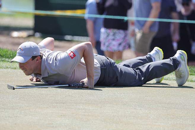 Mar 21, 2026; Palm Harbor, Florida, USA;  Matthew Fitzpatrick lines up a putt on the sixth green during the third round of the Valspar Championship golf tournament. Mandatory Credit: Reinhold Matay-Imagn Images







<저작권자(c) 연합뉴스, 무단 전재-재배포, AI 학습 및 활용 금지>