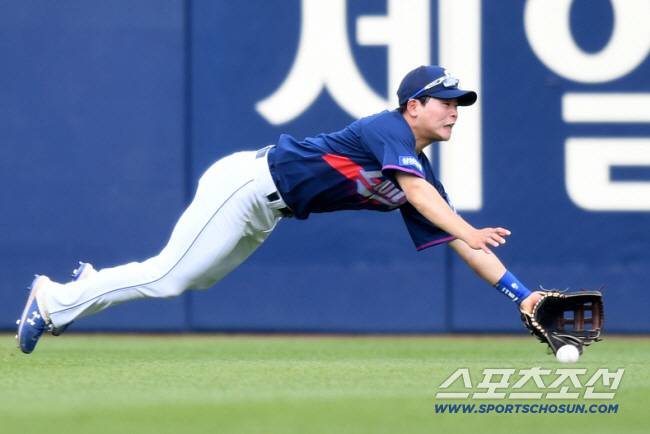 2020 KBO리그 NC 다이노스와 삼성 라이온즈의 경기가 31일 대구 라이온즈파크에서 열렸다. 4회초 2사 1, 3루 NC 박민우의 안타를 삼성 중견수 박승규가 다이빙으로 잡으려 했지만 실패하고 있다. 대구=정재근 기자 cjg@sportschosun.com/2020.05.31/