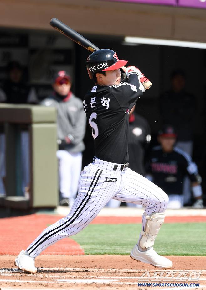 14일 부산 사직야구장에서 열린 KBO리그 롯데 자이언츠와 LG 트윈스의 시범경기. LG 구본혁이 타격을 하고 있다. 부산=박재만 기자 pjm@sportschosun.com/2026.03.14/