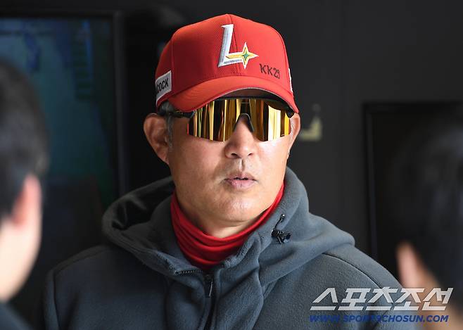 24일 인천 SSG랜더스필드에서 열린 KBO리그 시범경기 롯데와 SSG의 경기. 기자들과 인터뷰하는 SSG 이숭용 감독. 인천=송정헌 기자songs@sportschosun.com/2026.03.24/
