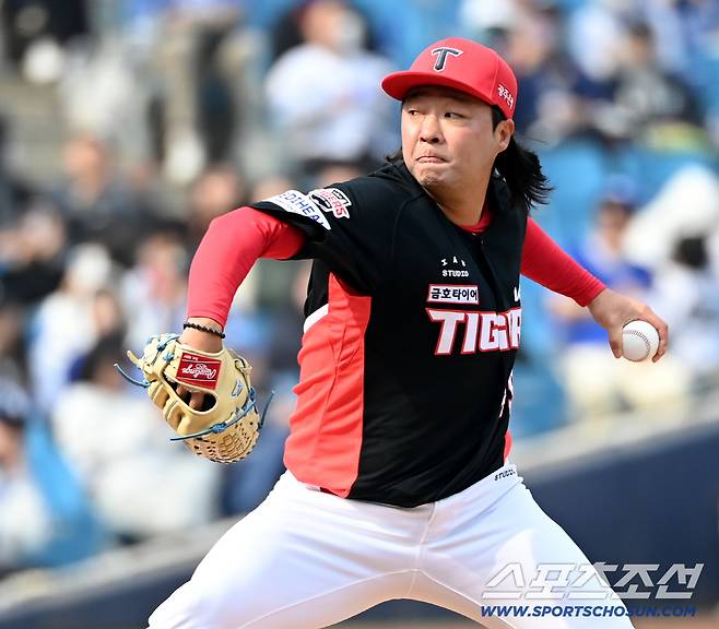 24일 대구삼성라이온즈파크에서 열린 KIA와 삼성의 시범경기. 6회말 KIA 김범수가 역투하고 있다. 대구=허상욱 기자wook@sportschosun.com/2026.03.24/