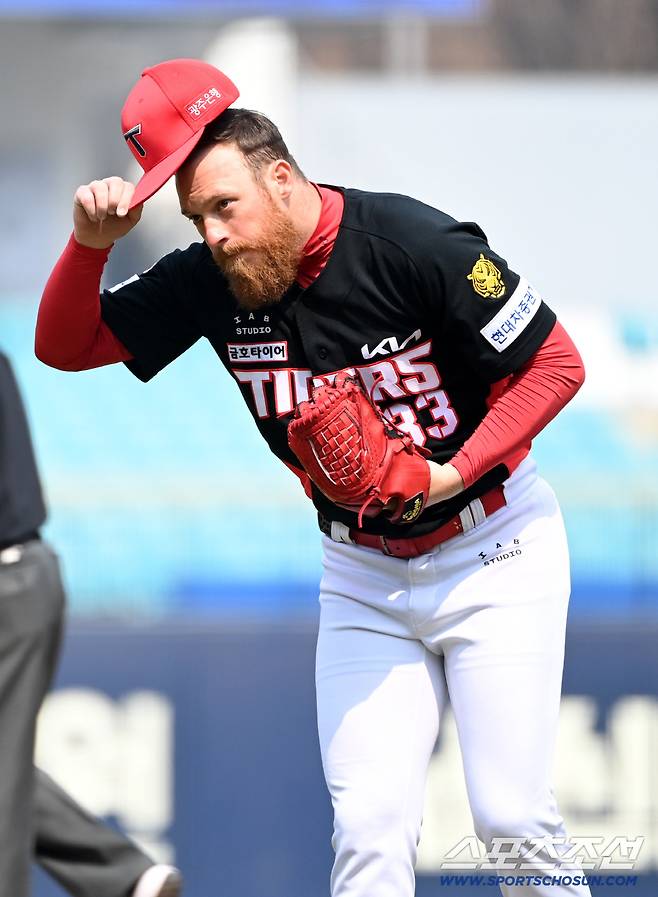 24일 대구삼성라이온즈파크에서 열린 KIA와 삼성의 시범경기. 1회말 KIA 선발투수 올러가 마운드에 오르기 전 심판에게 인사하고 있다. 대구=허상욱 기자wook@sportschosun.com/2026.03.24/