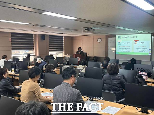만안치매안심센터가 지난 23일 국민건보공단 안양운영센터와 함께 장기요양 급여이용설명회를 개최하고 있다. /안양시