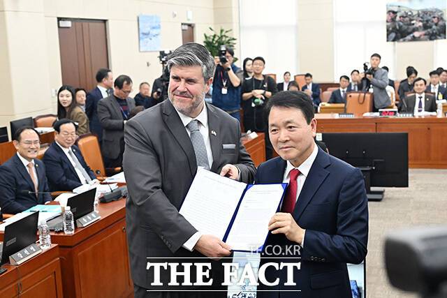 대한민국과 캐나다간 국방·방산 협력 확대를 위한 결의안 가결 후 기념촬영하는 필립 라포튠 주한캐나다대사(왼쪽)와 성일종 국방위원장.