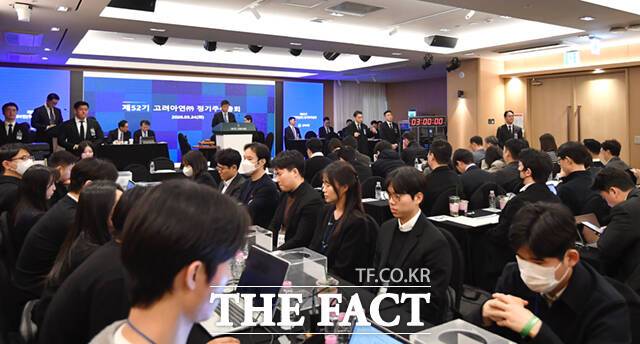 24일 오전 서울 중구 코리아나호텔에서 열린 제 52기 고려아연 정기 주주총회가 중복위임장 문제로 지연되고 있다. /이새롬 기자