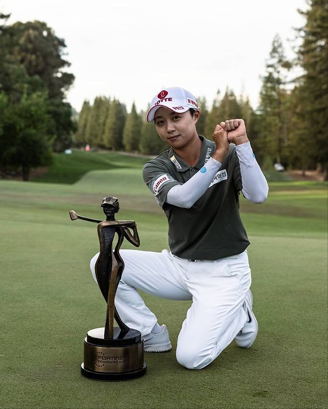 파운더스컵에서 우승한 김효주가 트로피 형상을 따라 하는 재치 있는 스윙 세리머리는 하고 있다. LPGA 페이스북