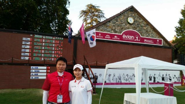 김효주는 19세이던 2014년 메이저 대회인 에비앙챔피언십 우승을 통해 미국LPGA투어에 직행했다. 초등학교 시절부터 자신을 가르친 한연희 전 대표팀 감독과 카메라 앞에 선 김효주. 한연희 감독 제공