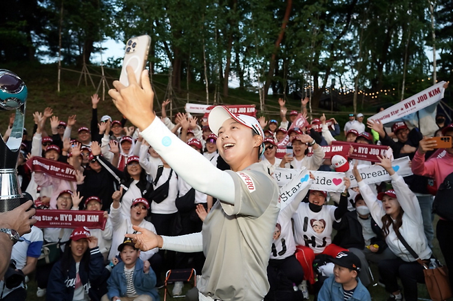 팬클럽 회원들과 기념사진을 찍는 김효주.