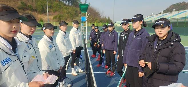 결승에 앞서 두팀 선수들이 주심의 설명을 듣고 있다. 김경무 기자