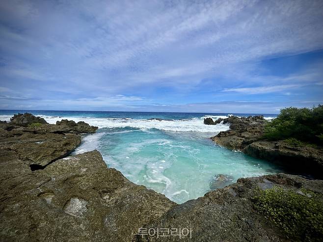 석회암 절벽 사이로 파도가 밀려드는 스위밍홀. 잔잔함과 거친 바다가 동시에 드러나는 로타의 자연 풍경이다./ 사진- 박은하 기자