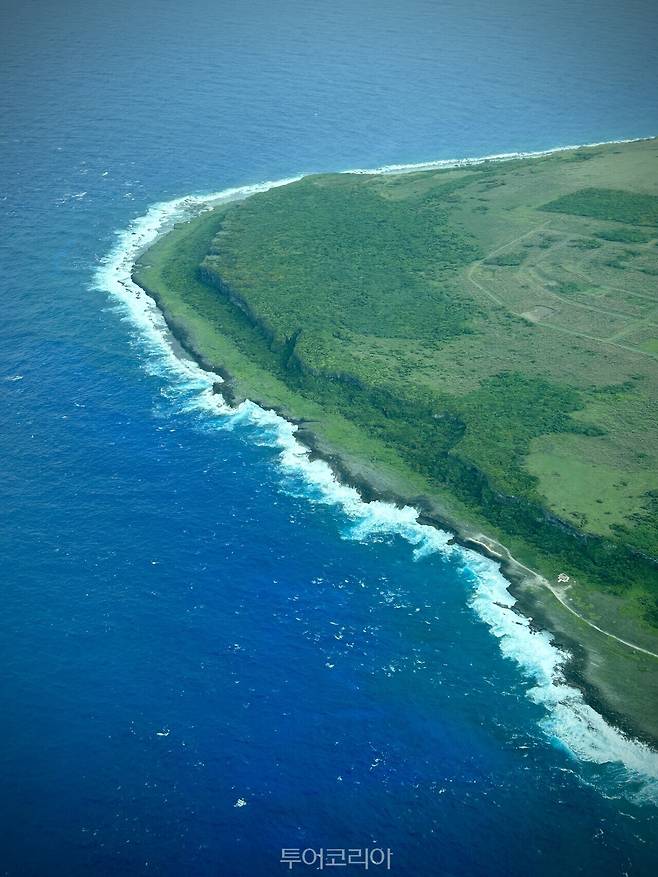 경비행기 창밖으로 펼쳐진 로타의 해안선. 떠나는 순간까지 시선을 붙잡는 '로타 블루'가 이어진다./ 사진- 박은하 기자