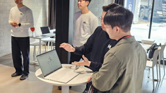 현장에선 고객사를 대상으로 에이치닷 채용 에이전트 시연이 이뤄졌다(사진=지디넷코리아)