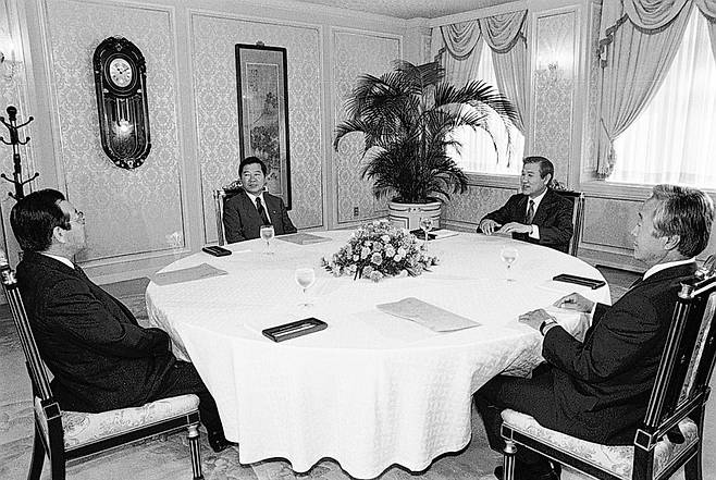 1988년 5월 28일 노태우 대통령이 야권 정당 대표인 통일민주당의 김영삼·평화민주당의 김대중·신민주공화당의 김종필 총재를 청와대로 초청해 4자회담을 하는 모습. /조선일보 DB
