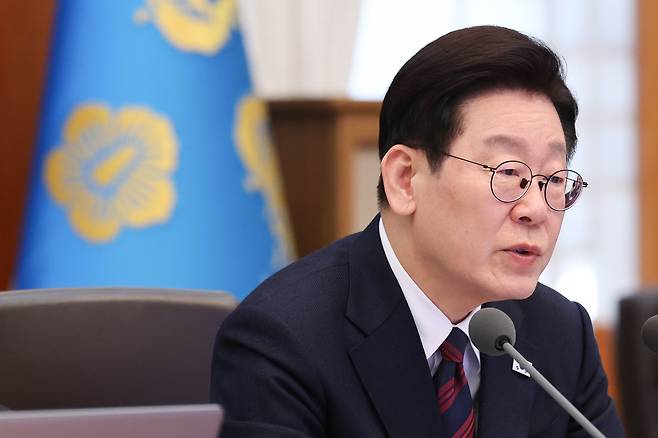 이재명 대통령이 지난 19일 청와대에서 열린 수석보좌관회의에서 발언을 하고 있다. /뉴스1