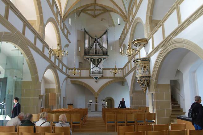 개신교 교회 건축의 원형으로 꼽히는 독일 토르가우 예배당. 가톨릭 미사가 제대 중심이었던 데 반해 오른쪽 벽에 설치된 설교대가 중심이 돼 설교를 잘 듣기 위한 구조로 지었다. /김한수 기자