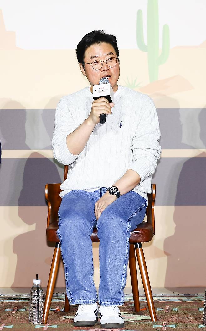 나영석 PD가 24일 서울 용산구 CGV 용산점에서 열린 넷플릭스 예능 ‘이서진의 달라달라' 제작발표회에서 프로그램을 설명하고 있다. /뉴시스