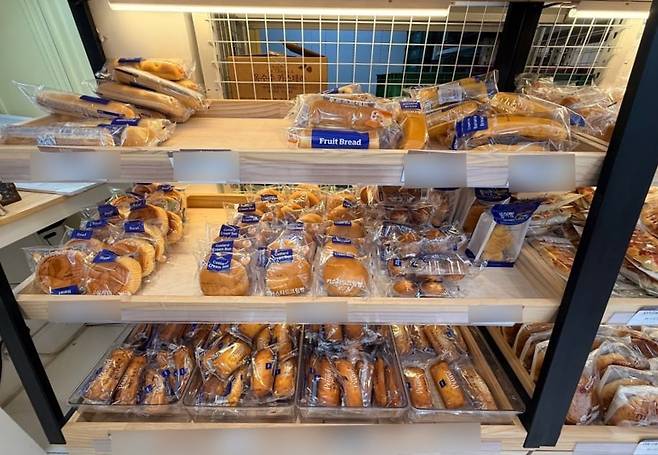 23일 서울 동작구의 한 무인가게에서 중국산 빵이 판매되고 있다. /이호준 기자