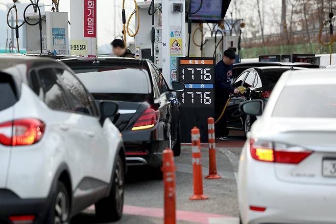 석유 최고가격제가 시행된 첫 주에 전국 주유소 기름값이 하락 전환했다. 한국석유공사 유가정보시스템 오피넷에 따르면 3월 셋째 주(15∼19일) 전국 주유소 휘발유 평균 판매가는 지난주보다 L당 72.3원 내린 1천829.3원이었다. 경유 평균 판매 가격은 전주 대비 96.5원 하락해 1천828.0원을 기록하며 큰 낙폭을 보였다. 22일 서울의 만남의광장 주유소에 유가 정보가 표시되어 있다 2026.03.22. 뉴시스