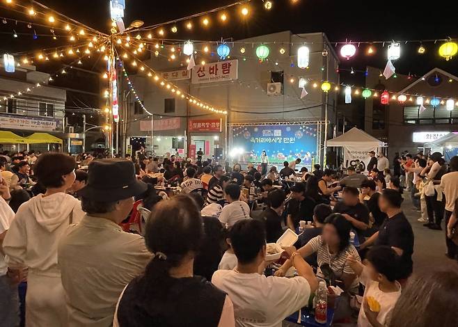 청주시가 올해 다양한 전통시장 활성화 사업을 추진한다. 사진은 지난해 큰 인기를 얻은 육거리 야시장 모습. 청주시 제공