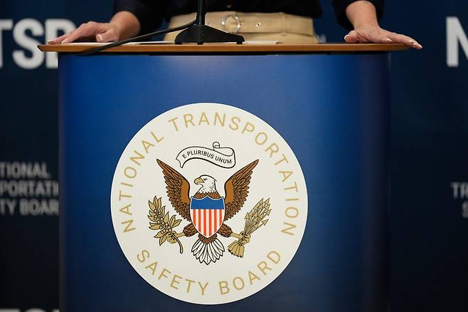 2026년 3월 23일 월요일, 뉴욕에서 열린 기자회견에서 제니퍼 홈렌디 미 연방교통안전위원회(NTSB) 의장이 발언하는 가운데 연단에 NTSB 표지판이 보인다. AP/뉴시스