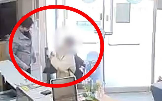 장흥 읍내지구대를 방문한 초등학생이 용돈으로 산 음료수를 전달하며 경찰관들을 응원해 훈훈한 감동을 줬다. 사진=대한민국 경찰청 유튜브