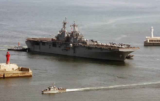 미국 해군의 강습상륙함 ‘복서함’(USS BOXER, LHD-4)이 9일 오후 부산 남구 해군작전사령부 부산작전기지에 입항하고 있다. 2024.8.9 뉴스1