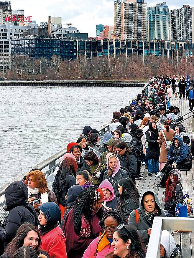 23일(현지 시간) BTS 공연이 열린 미국 뉴욕 맨해튼의 피어17 전경. 긴 줄을 선 팬들로 장사진을 이뤘다. 이들은 글로벌 음악 스트리밍 플랫폼 ‘스포티파이’가 선정한 BTS 음악을 가장 많이 들은 팬들이다. 뉴욕=임우선 특파원 imsun@donga.com