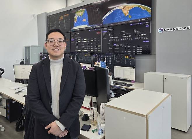 11일 서울 영등포구 나라스페이스 본사에서 위성 관제 현황판 앞에 선 박재필 나라스페이스 대표. 나라스페이스는 현재 위성 3기를 직접 운용하고 있다. 이병구 기자 2bottle9@donga.com
