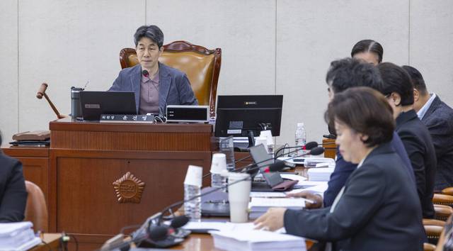 24일 국회에서 열린 국회 행정안전위원회 법안심사제1소위원회에서 위원장인 더불어민주당 윤건영 의원이 안건을 상정하고 있다. [연합뉴스]
