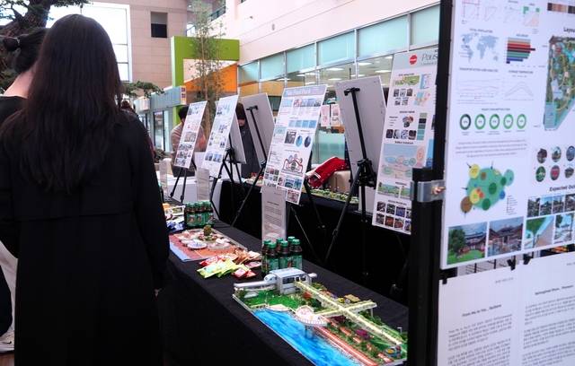 관람객들이 유타대학교 아시아캠퍼스 도시계획학과 학생들의 도시 디자인 작품을 살펴보고 있다.