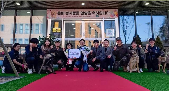 로보락이 지난 3일 국내 최대 반려동물 복합공간 '반려마루'와 함께 은퇴 봉사동물 입양 가정에 로봇청소기 신제품 'S10 맥스V 울트라'를 지원했다. 로보락 제공