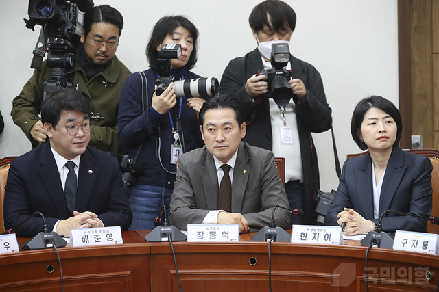 지난 2024년 1월 3일 국회에서 열린 국민의힘 비상대책위원회의에 장동혁(가운데) 의원이 비대위 사무총장으로서 참석해 있다. 왼쪽은 비대위원인 배준영 의원, 오른쪽은 한지아 비대위원.[국민의힘 홈페이지 사진]