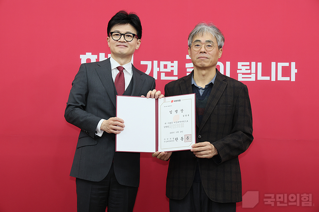 지난 2023년 12월 29일 한동훈(왼쪽) 당시 국민의힘 신임 비상대책위원장이 국회에서 진행된 비대위 임명장 수여식 겸 첫 회의에서 김경율(오른쪽) 회계사에게 비상대책위원 임명장을 주며 기념촬영하고 있다.[국민의힘 홈페이지 사진]