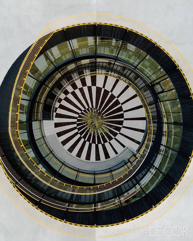 중간 교차점의 지붕에 올라 바라본 모습.