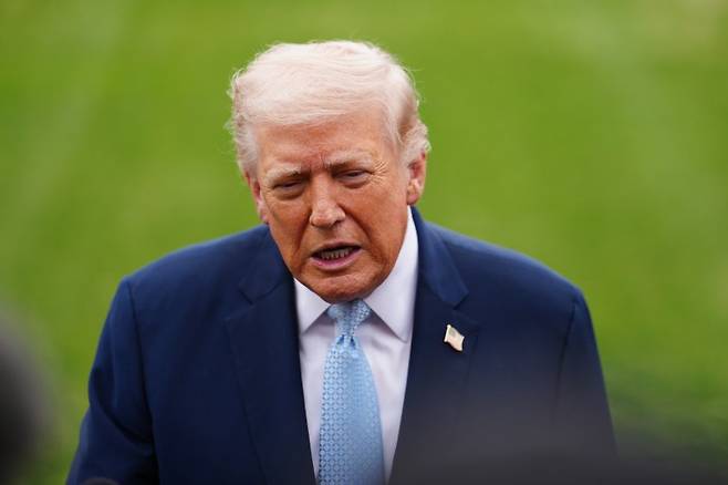 이란 측과 종전 관련 대화를 시작했다며 에너지 인프라 공습을 5일간 보류한 도널드 트럼프 미국 대통령이 23일(현지 시간) 양국간 직접 대화에 나설 계획을 밝혔다. 사진은 트럼프 대통령이 20일(현지 시간) 백악관에서 전용 헬기에 탑승하기 전 기자 질문에 답하는 모습. 사진=뉴시스